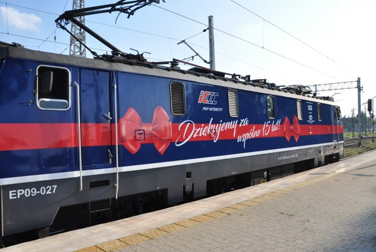 Lokomotywa udekorowana na 15-lecie PKP Intercity wyruszyła do Łodzi