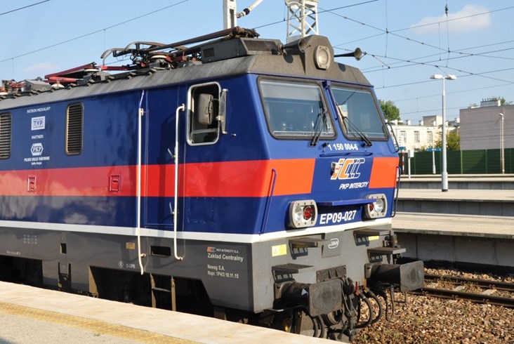 Lokomotywa udekorowana na 15-lecie PKP Intercity wyruszyła do Łodzi