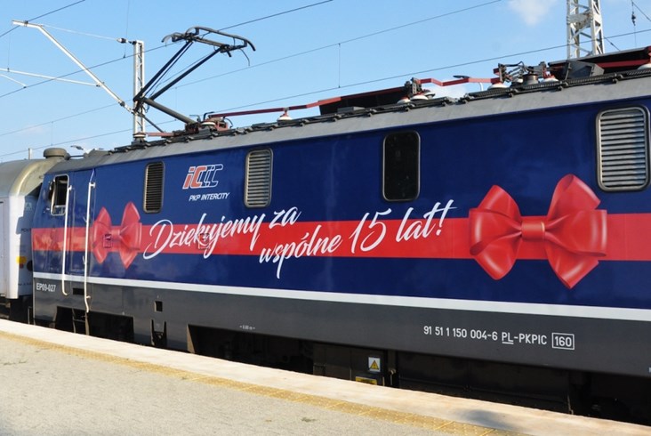 Lokomotywa udekorowana na 15-lecie PKP Intercity wyruszyła do Łodzi