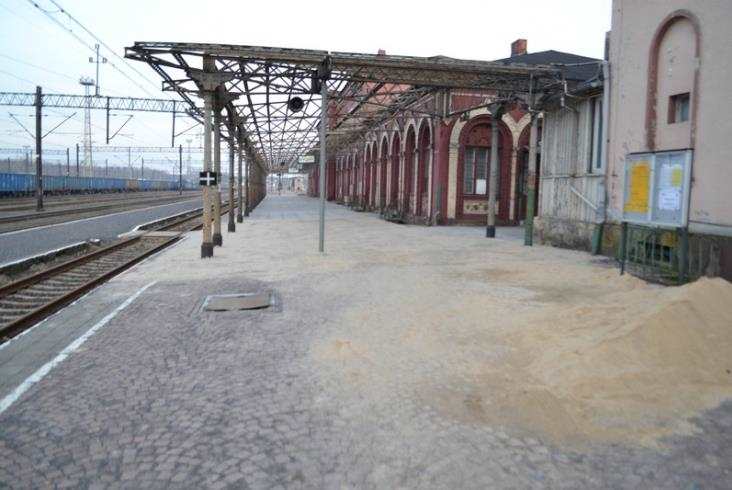 Dworzec w Węglińcu w coraz gorszym stanie (fotorelacja)