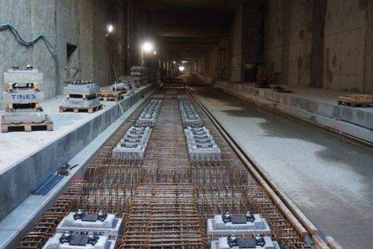 Trwa układanie nawierzchni torowej w tunelach Łodzi Fabrycznej (zdjęcia)