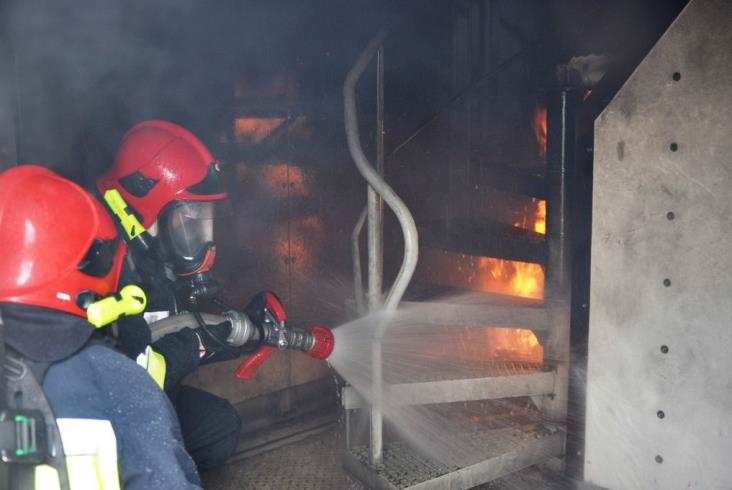 Metro trenuje pożary z żywym ogniem (zdjęcia z trenażera)