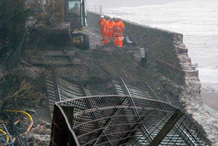 Brytyjczycy odbudowują zniszczoną przez sztorm linię do Kornwalii