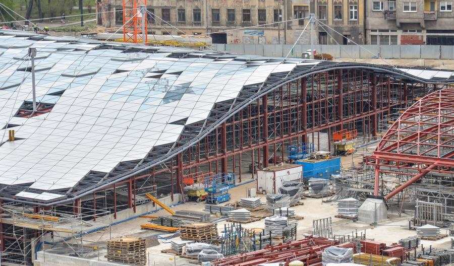 Dach dworca Łódź Fabryczna nabiera kształtów