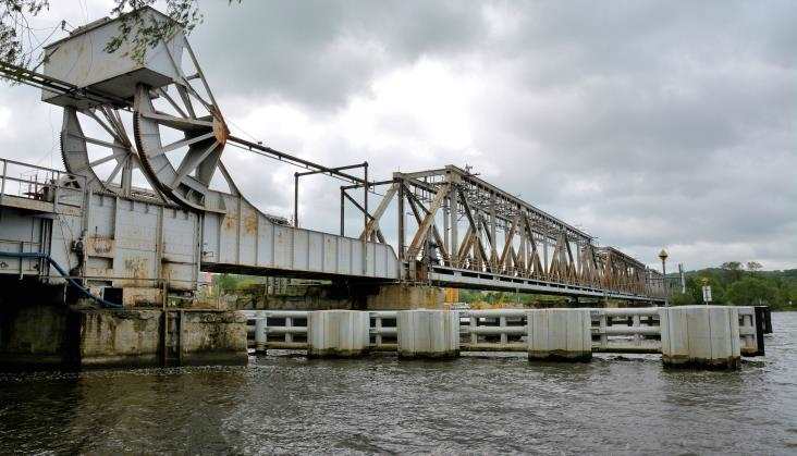 Rozpoczął się remont mostu zwodzonego w Szczecinie. Wymusza objazdy pociągów
