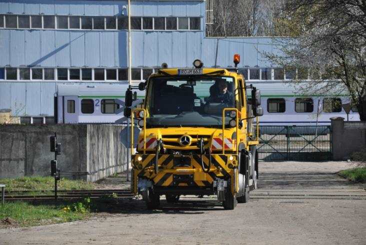 Prezentacja kolejowo-drogowego pojazdu Unimog (zdjęcia)