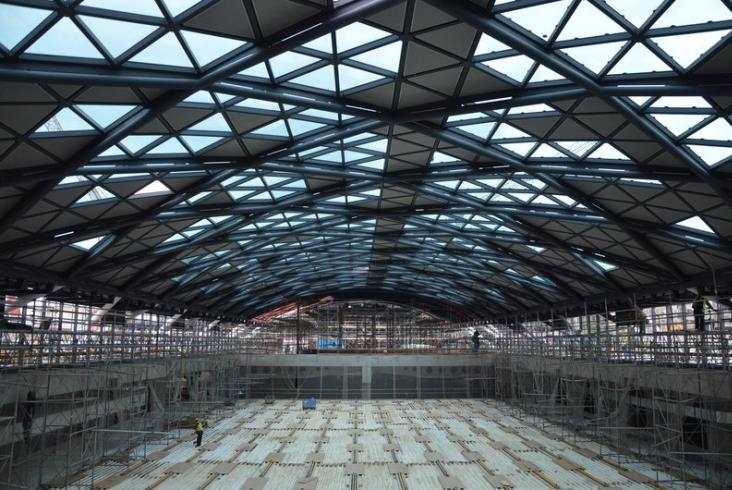 Szklane dachy głównych hal dworca Łódź Fabryczna gotowe