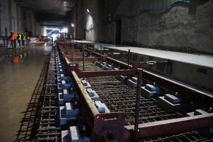 Trwa układanie nawierzchni torowej w tunelach Łodzi Fabrycznej (zdjęcia) Trwa układanie nawierzchni torowej w tunelach Łodzi Fabrycznej (zdjęcia)