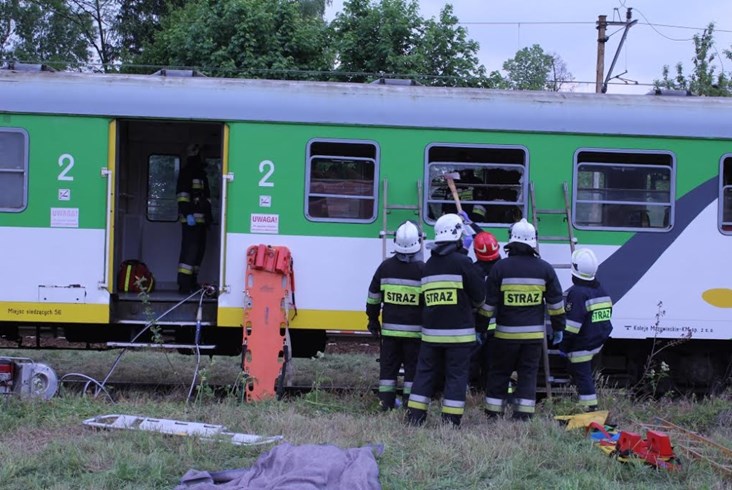 Strażacy wyprowadzali ludzi z płonącego EN57. Na szczęście to ćwiczenia (zdjęcia) Strażacy wyprowadzali ludzi z płonącego EN57. Na szczęście to ćwiczenia (zdjęcia)