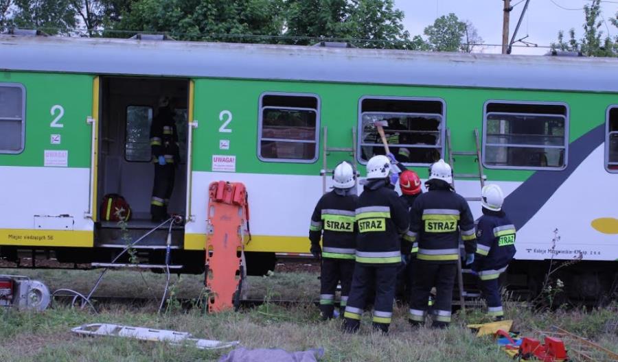 Strażacy wyprowadzali ludzi z płonącego EN57. Na szczęście to ćwiczenia (zdjęcia)