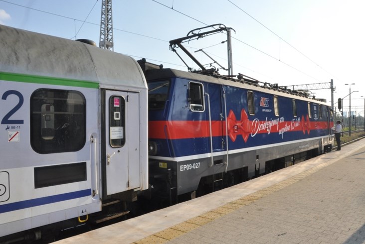 Lokomotywa udekorowana na 15-lecie PKP Intercity wyruszyła do Łodzi