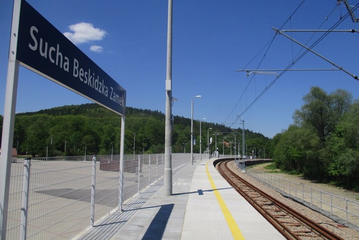Łącznica w Suchej Beskidzkiej skończona. Są już nowy przystanek i nowe tory
