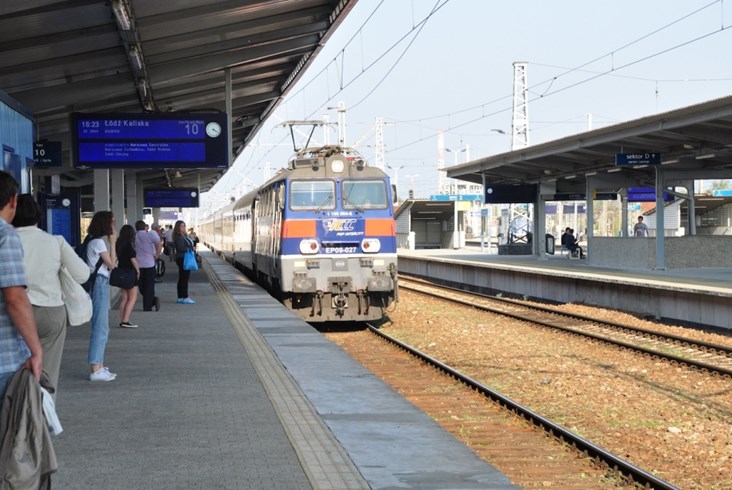 Lokomotywa udekorowana na 15-lecie PKP Intercity wyruszyła do Łodzi